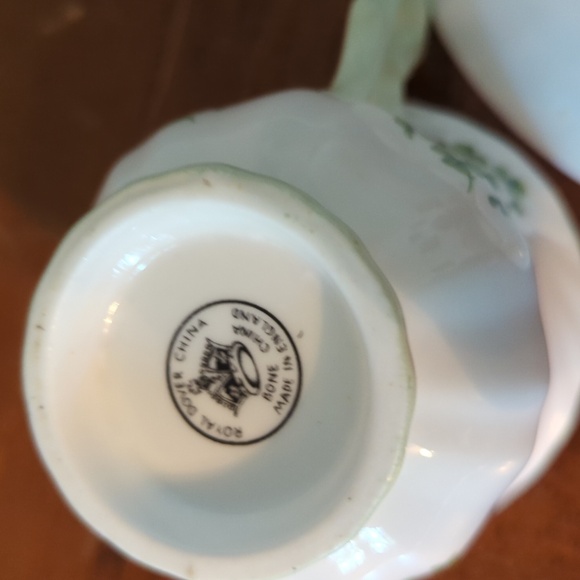 Royal Dover Bone China made in England Shamrock tea cup with matching saucer - Picture 6 of 9